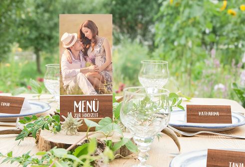 Menükarte in Holz-Optik auf Festtafel