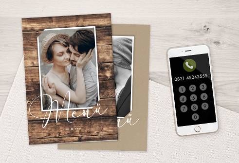 Hochzeits-Menükarten in rustikalem Design neben Smartphone