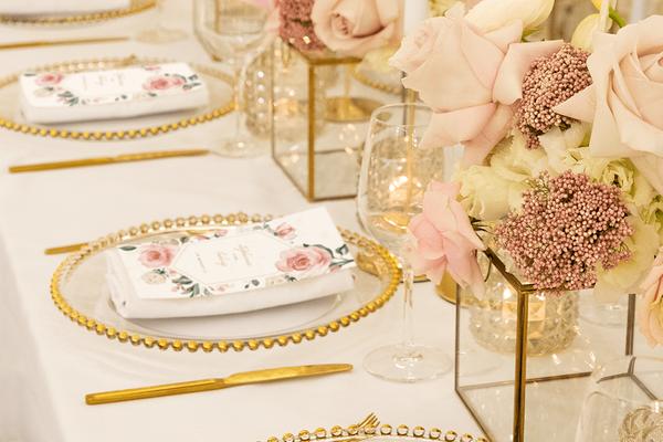 Hochzeits-Tischdeko im Vintage-Stil