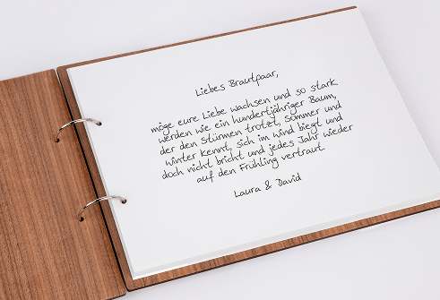 Aufgeschlagenes Gästebuch zur Hochzeit mit Holz-Cover
