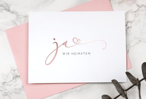 Weiße Hochzeitseinladung in schlichtem Design mit veredelter Schrift