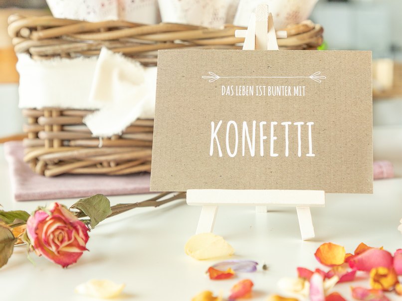 Ein Schild sagt den Gästen, was zu tun ist. 