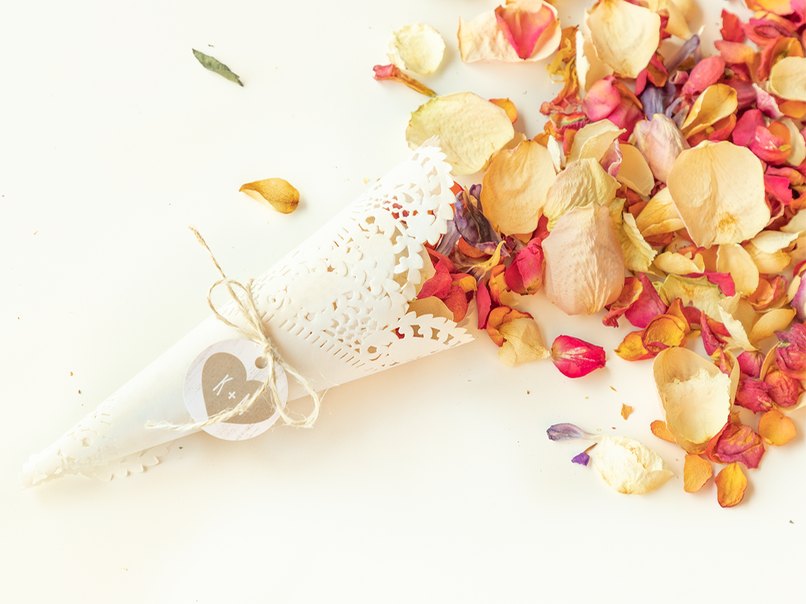 Schnelle DIY-Idee für selbstgemachte Konfetti-Tüten zur Hochzeit