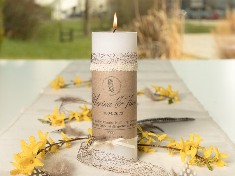 Bei der Hochzeitsfeier darf die Hochzeitskerze auf der Tafel als Dekoration stehen.