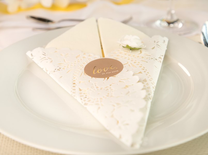 Bestecktasche aus Tortenspitze mit Hochzeitsaufkleber Bestecktasche aus Tortenspitze mit Hochzeitsaufkleber