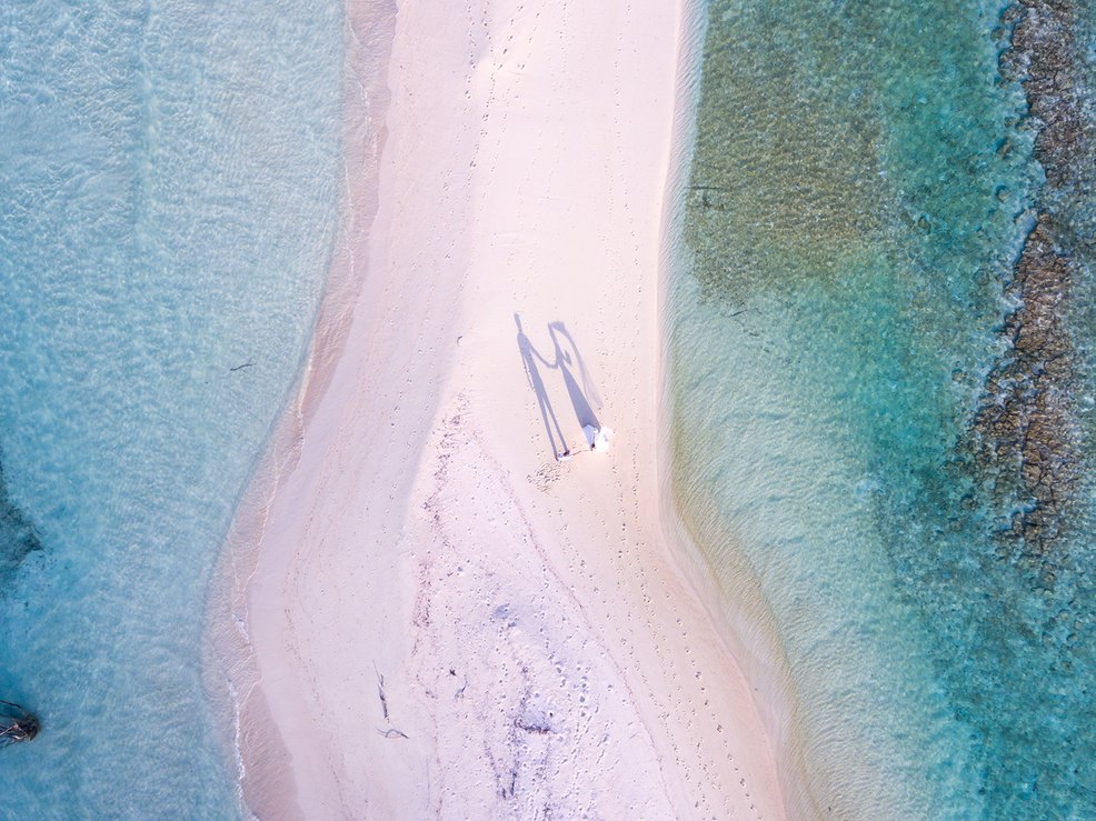 Brautpaar am Strand der Malediven