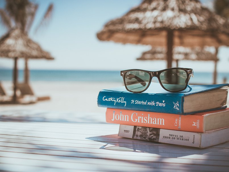 Bücherstapel im Urlaub am Meer