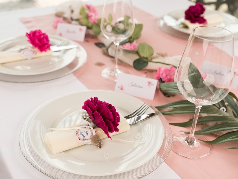 Perfekt für die Hochzeitstischdeko - Bestecktaschen mit Serviettenring