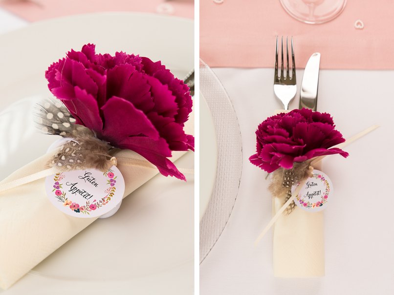 Blüten an Serviettenringen und Bestecktaschen