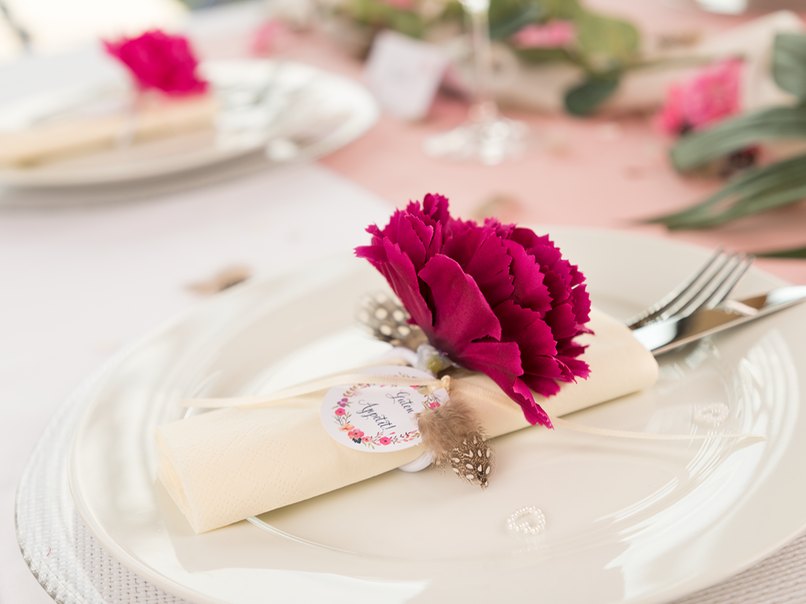 Selbstgemachte Serviettenringe für die Tischdeko der Hochzeit