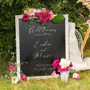 Ein Willkommensschild zur Hochzeit zeigt den Gästen ob sie richtig sind