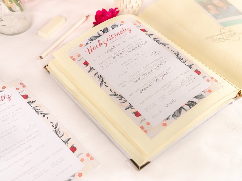 In einem Buch werden alle Erinnerungen an die Hochzeit aufgebahrt