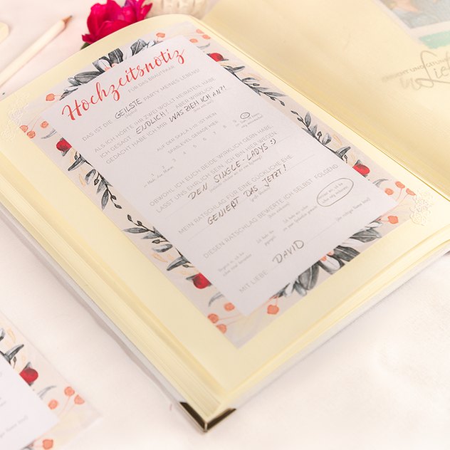 In einem Buch werden alle Erinnerungen an die Hochzeit aufgebahrt In einem Buch werden alle Erinnerungen an die Hochzeit aufgebahrt