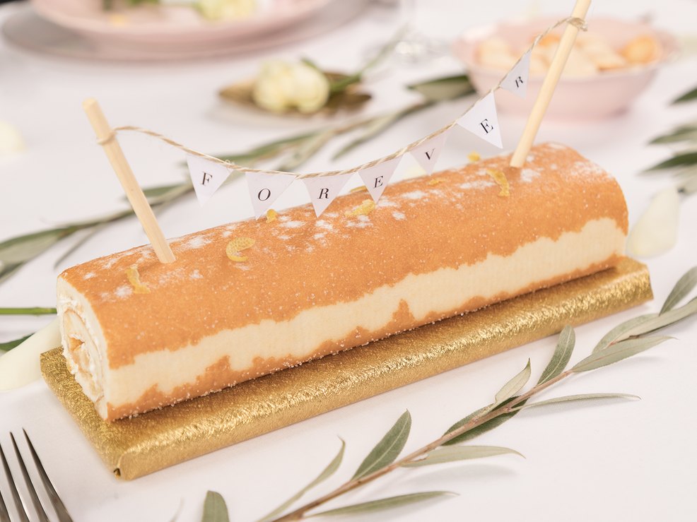 Ein leckerer Zitronen Kuchen wartet darauf vernascht zu werden. Ein leckerer Zitronen Kuchen wartet darauf vernascht zu werden.