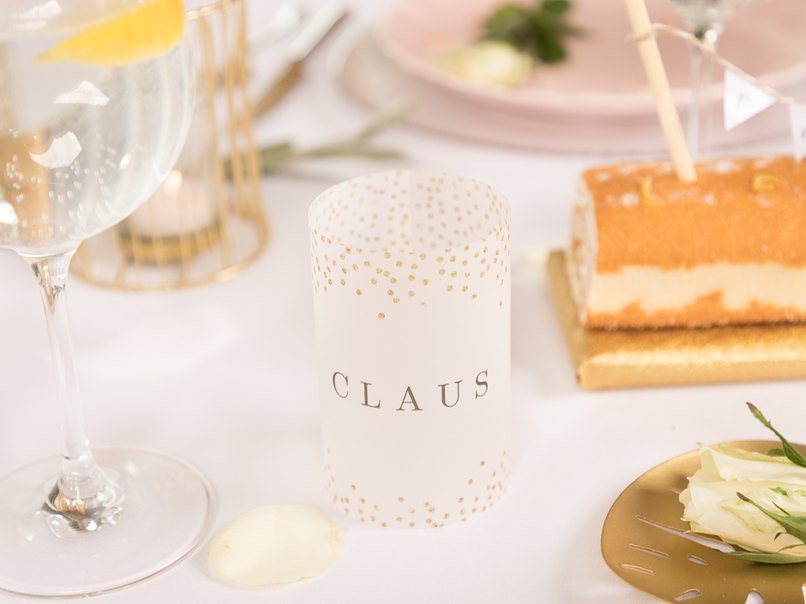 Ein Windlicht dient als Platzkarte für die Gäste Ein Windlicht dient als Platzkarte für die Gäste