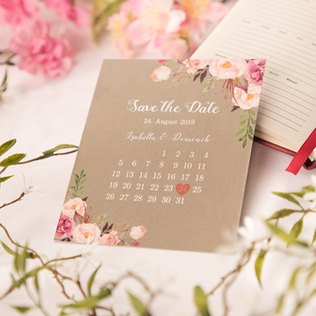 Auf der Save-the-Date Karte wird der Hochzeitstag mit einem Herz im Kalender markiert Auf der Save-the-Date Karte wird der Hochzeitstag mit einem Herz im Kalender markiert