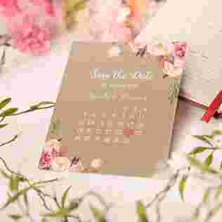 Auf der Save-the-Date Karte wird der Hochzeitstag mit einem Herz im Kalender markiert