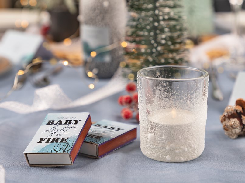 Viele Kerzen und die passenden Streichholzschachteln dürfen auf einer Winterhochzeit nicht fehlen