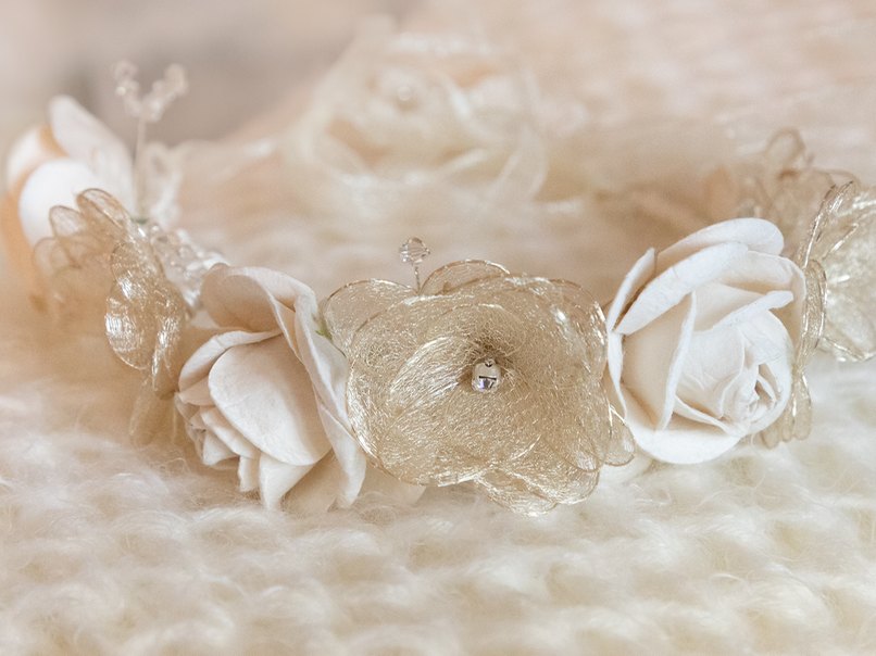 Ein Haarreif mit zarten Blumen passt perfekt zu einer lockeren Frisur