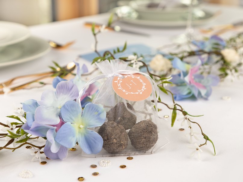 Am Platz eines jeden Gastes versteckt sich in der Tischdeko eine kleine Überraschung