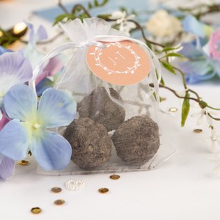 Seedbombs für die Hochzeit sind ein trendiges Gastgeschenk Seedbombs für die Hochzeit sind ein trendiges Gastgeschenk