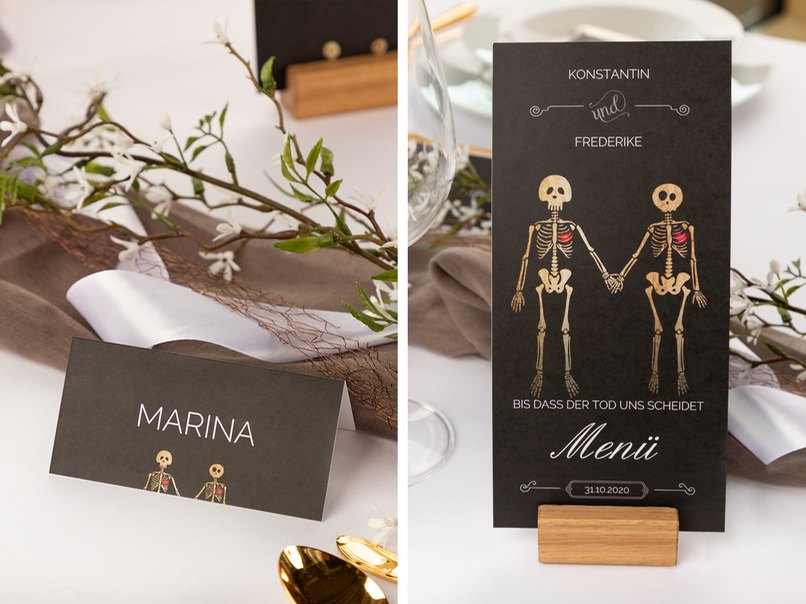 Ein schwarzer Hintergrund und Skelette dominieren das Design