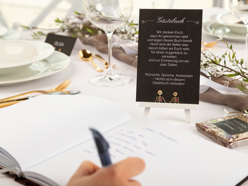 Alle Gäste tragen sich ins Buch ein