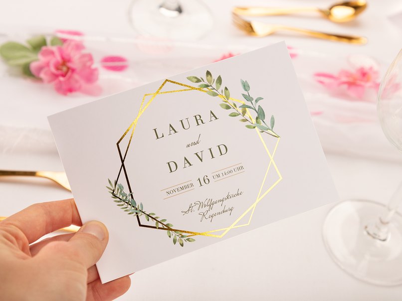 Die Einladungskarte glänzt mit goldenen Highlights Die Einladungskarte glänzt mit goldenen Highlights