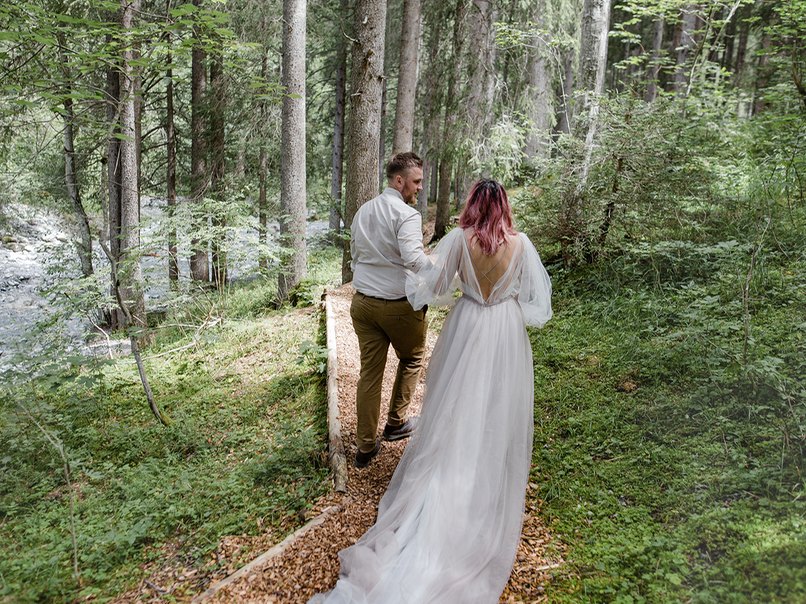 Ein bodenlanges Hochzeitskleid sieht schön aus, doch wird im Freien leicht schmutzig