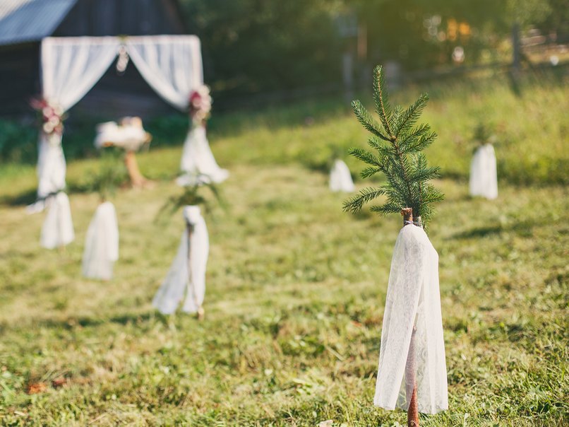 Eine dezent natürliche Dekoration passt perfekt zu einer Hochzeit auf dem Berg