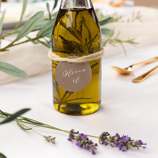 Wir stellen Euch ein Gastgeschenk vor das Eure Gäste noch lange nach der Hochzeit täglich in der Küche nutzen: Olivenöl
