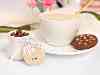 Cremiger Kaffee und die dazu passenden Süßigkeiten warten auf die Hochzeitsgäste
