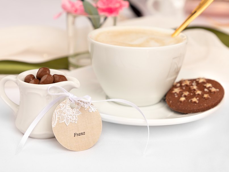 Cremiger Kaffee und die dazu passenden Süßigkeiten warten auf die Hochzeitsgäste