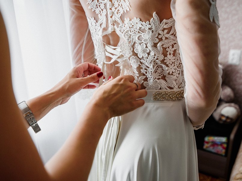 Das Outfit der Braut wirkt von allen Seiten wunderschön