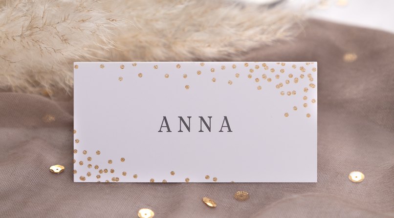 Die Platzkarte verrät, wer hier sitzt