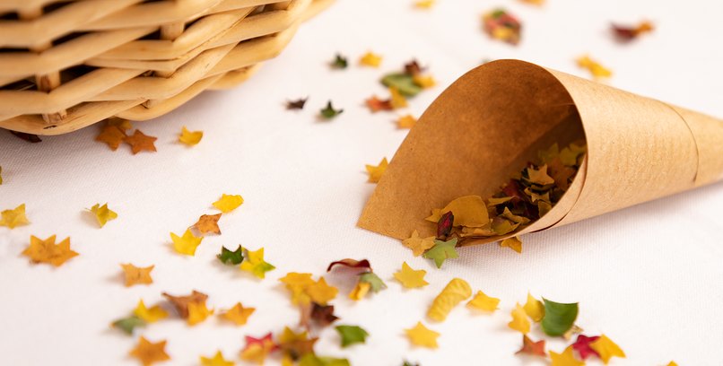 Jeder Gast darf sich eine Tüte nehmen und nach der Trauung das Konfetti werfen