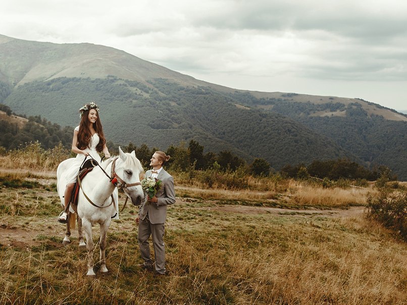 Nutzt statt einem Auto lieber ein Pferd als Transport für kurze Strecken von und zur Hochzeit