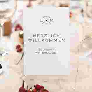 Schlicht aber romantisch ist auf dieser Hochzeit die Dekoration