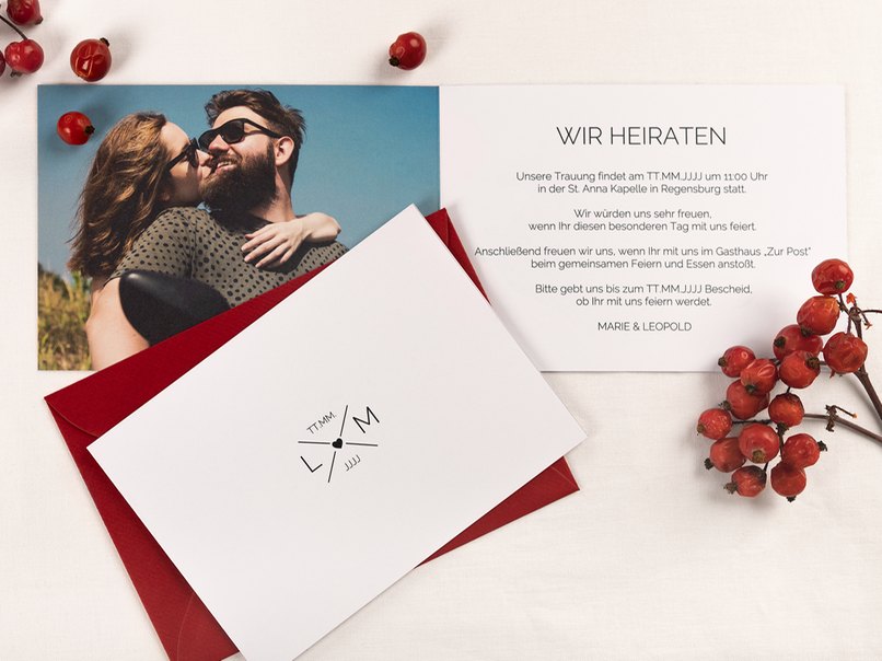 Einladungskarte und Kuvertfarbe passen zur gewählten Hochzeitsdekoration