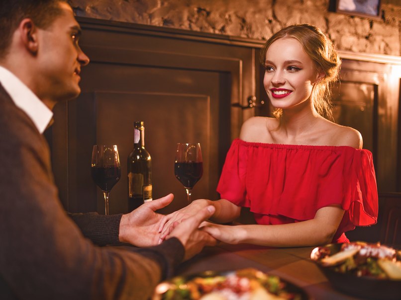 Gemeinsame Zeit lässt sich beispielsweise bei einem romantischen Abendessen verbringen