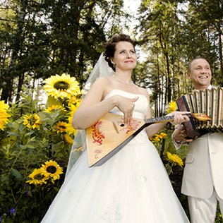 Die passende Musik für Ihre Hochzeitsfeier - keine leichte Aufgabe musizierendes Hochzeitspaar
