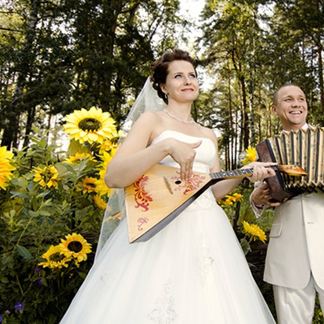 Die passende Musik für Ihre Hochzeitsfeier - keine leichte Aufgabe musizierendes Hochzeitspaar