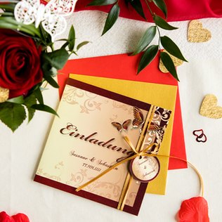 Hochzeitskarten mit Schmetterlingen in Weinrot und Gold Hochzeitskarten mit Schmetterlingen in Weinrot und Gold