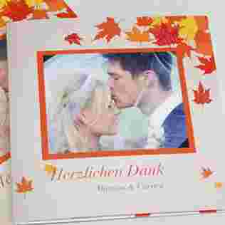 Hochzeitseinladungen mit glitzernden Herbstblättern