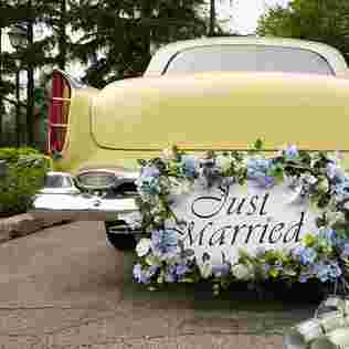 Hochzeitsauto mit Blechdosen