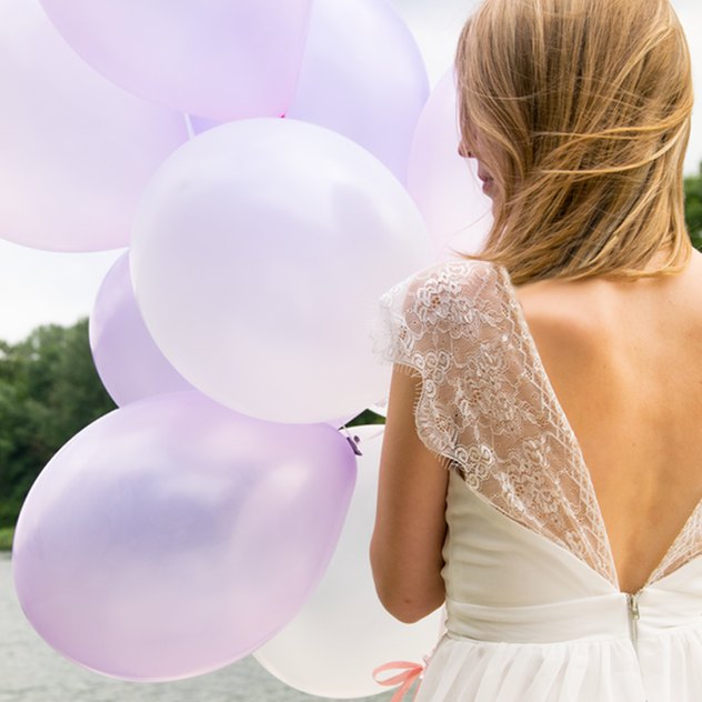 Ein Luftballon mit Helium gefüllt, lässt gute Wünsche steigen. Ein Luftballon mit Helium gefüllt, lässt gute Wünsche steigen.