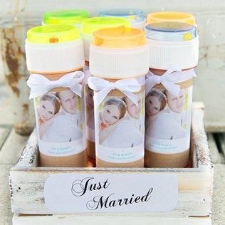 Kreieren sie unvergessliche Momente mit Hilfe unserer Wedding-Bubbles Hochzeits-Seifenblasen mit selbst gestalteten Etiketten