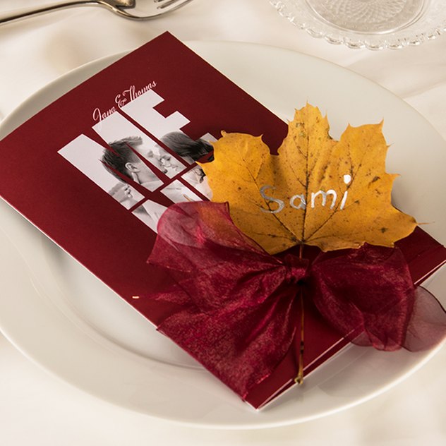 Eine schlichte Schönheit - unsere herbstliche Menükarte. herbstliche Menükarte mit buntem Laub