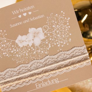 Vintage-Hochzeitseinladung mit Spitzenbordüre