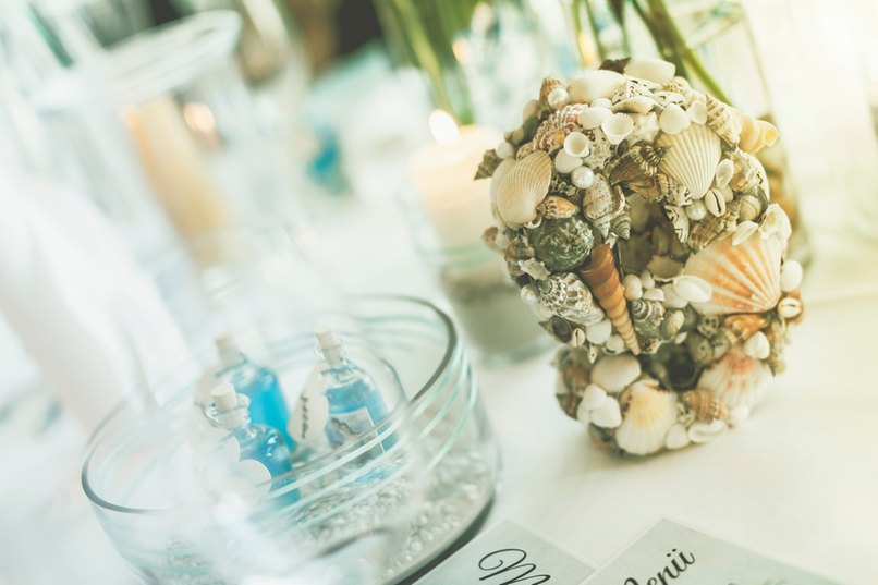 Die Tischdeko ist bei dieser Hochzeitsfarbe in Sand und Beige gehalten Die Tischdeko ist bei dieser Hochzeitsfarbe in Sand und Beige gehalten